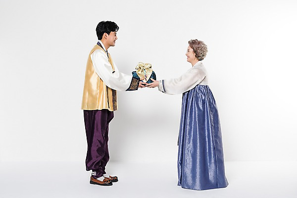 포토 JPG 스튜디오촬영 전신 응시 여자 명절 노년 남자 아들 할머니 가족 엄마 실내 선물 서기 웃음 성인 두명 옆모습 30대 한국인 60대 한복 주기 국내포토 모자관계 한국전통 전통 시선 기념일 뷰포인트 관계 모션 표정 사람 동양인 내부 장년 전통의상 파일형식