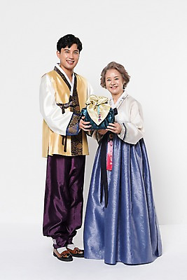 포토 JPG 스튜디오촬영 전신 여자 명절 노년 남자 아들 할머니 가족 엄마 실내 선물 서기 웃음 들기 성인 두명 앞모습 30대 한국인 60대 한복 국내포토 모자관계 한국전통 전통 기념일 뷰포인트 관계 모션 표정 사람 동양인 내부 장년 전통의상 파일형식