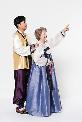 포토 JPG 스튜디오촬영 전신 응시 여자 명절 노년 남자 아들 할머니 가족 엄마 실내 서기 웃음 성인 두명 옆모습 30대 한국인 가리킴 60대 한복 어깨에손 국내포토 모자관계 한국전통 전통 시선 기념일 뷰포인트 관계 모션 표정 사람 동양인 손짓 내부 장년 전통의상 파일형식