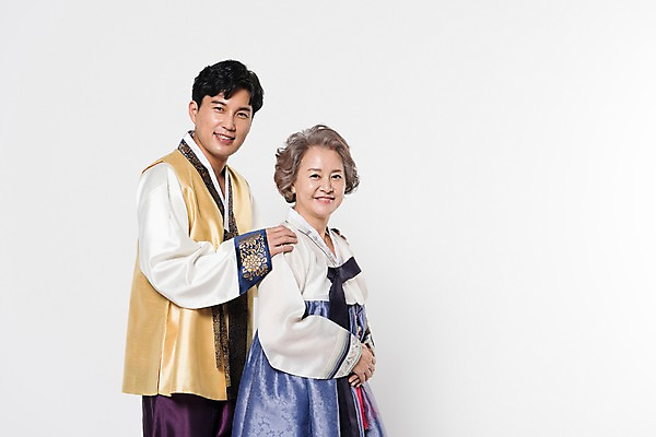 포토 JPG 스튜디오촬영 여자 명절 노년 남자 아들 할머니 가족 엄마 실내 서기 웃음 상반신 성인 두명 옆모습 30대 한국인 60대 한복 어깨에손 국내포토 모자관계 한국전통 전통 기념일 뷰포인트 관계 모션 표정 사람 동양인 내부 장년 전통의상 파일형식