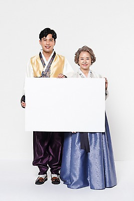 포토 JPG 스튜디오촬영 전신 배너 여자 명절 노년 남자 아들 할머니 가족 엄마 사각프레임 광고판 알림판 실내 서기 웃음 들기 성인 두명 앞모습 30대 한국인 60대 한복 국내포토 모자관계 한국전통 전통 기념일 뷰포인트 관계 모션 프레임 표정 사람 동양인 내부 장년 사각형 전통의상 판 파일형식