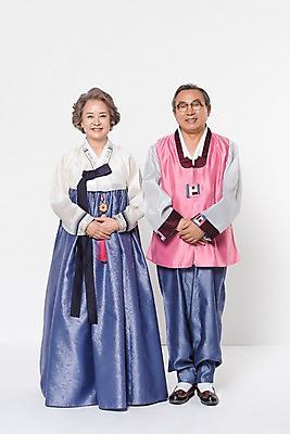 포토 JPG 스튜디오촬영 전신 여자 명절 할아버지 노년 남자 할머니 가족 실내 서기 웃음 두명 앞모습 노부부 한국인 60대 한복 손모으기 노인만 국내포토 한국전통 전통 부부 기념일 뷰포인트 관계 모션 표정 사람 동양인 손짓 성인 내부 전통의상 성인만 파일형식