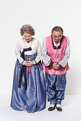 포토 JPG 스튜디오촬영 전신 응시 여자 명절 할아버지 노년 남자 할머니 가족 실내 서기 웃음 두명 앞모습 노부부 한국인 인사 60대 한복 손모으기 노인만 국내포토 한국전통 전통 부부 시선 기념일 뷰포인트 관계 모션 표정 사람 동양인 손짓 성인 내부 예절 전통의상 성인만 파일형식