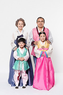 포토 JPG 스튜디오촬영 전신 여자 명절 할아버지 노년 남자 할머니 어린이 가족 손자 손녀 실내 남매 서기 웃음 여러명 앞모습 10대 노부부 한국인 60대 한복 어깨에손 국내포토 한국전통 전통 부부 기념일 뷰포인트 다수 관계 모션 청소년 표정 사람 동양인 성인 내부 전통의상 손주 파일형식