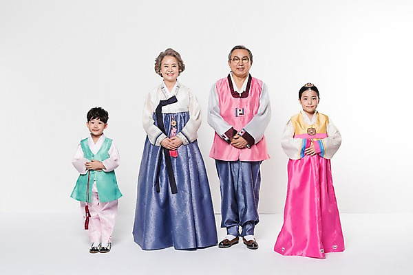 포토 JPG 스튜디오촬영 전신 여자 명절 할아버지 노년 남자 할머니 어린이 가족 손자 손녀 실내 남매 서기 웃음 여러명 앞모습 10대 노부부 한국인 60대 한복 손모으기 국내포토 한국전통 전통 부부 기념일 뷰포인트 다수 관계 모션 청소년 표정 사람 동양인 손짓 성인 내부 전통의상 손주 파일형식