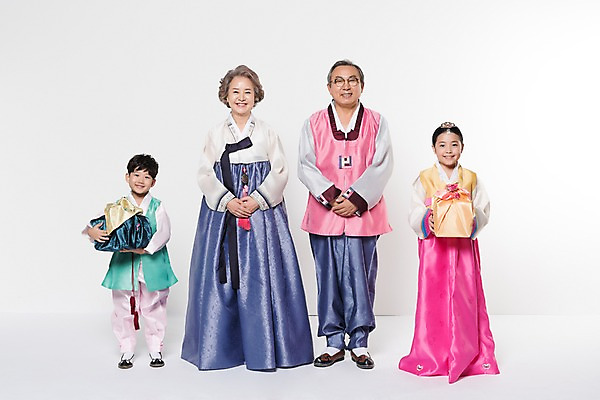 포토 JPG 스튜디오촬영 전신 여자 명절 할아버지 노년 남자 할머니 어린이 가족 손자 손녀 실내 남매 선물 서기 웃음 들기 여러명 앞모습 10대 노부부 한국인 60대 한복 손모으기 국내포토 한국전통 전통 부부 기념일 뷰포인트 다수 관계 모션 청소년 표정 사람 동양인 손짓 성인 내부 전통의상 손주 파일형식