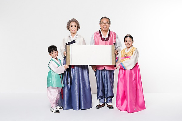 포토 JPG 스튜디오촬영 전신 배너 여자 명절 할아버지 노년 남자 할머니 어린이 가족 손자 손녀 사각프레임 광고판 알림판 실내 남매 서기 웃음 들기 여러명 앞모습 10대 노부부 한국인 60대 한복 두루마리 국내포토 한국전통 전통 부부 기념일 뷰포인트 다수 관계 모션 청소년 프레임 표정 사람 동양인 성인 내부 사각형 전통의상 손주 판 파일형식