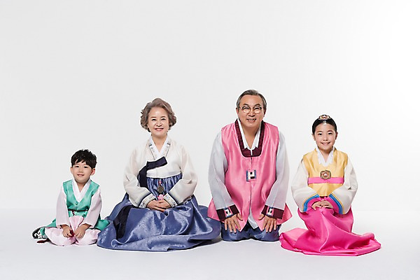 포토 JPG 스튜디오촬영 전신 여자 명절 할아버지 노년 남자 할머니 어린이 가족 손자 손녀 실내 남매 웃음 앉기 여러명 앞모습 10대 노부부 한국인 60대 한복 국내포토 한국전통 전통 부부 기념일 뷰포인트 다수 관계 모션 청소년 표정 사람 동양인 성인 내부 전통의상 손주 파일형식