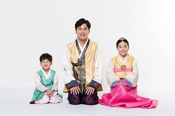 포토 JPG 스튜디오촬영 전신 여자 명절 남자 딸 아들 어린이 가족 실내 남매 웃음 앉기 성인 앞모습 10대 세명 30대 한국인 아빠 한복 국내포토 한국전통 전통 기념일 뷰포인트 관계 모션 청소년 표정 사람 동양인 내부 장년 전통의상 파일형식
