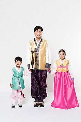 포토 JPG 스튜디오촬영 전신 여자 명절 남자 딸 아들 어린이 가족 실내 남매 서기 웃음 성인 앞모습 10대 세명 30대 손잡기 한국인 아빠 한복 국내포토 한국전통 전통 기념일 뷰포인트 관계 모션 청소년 표정 사람 동양인 내부 장년 전통의상 파일형식