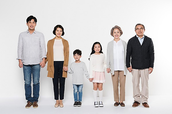 포토 JPG 스튜디오촬영 전신 부부 여자 할아버지 노년 남자 딸 아들 할머니 어린이 가족 엄마 손자 손녀 대가족 실내 남매 서기 웃음 여러명 성인 앞모습 10대 30대 손잡기 노부부 한국인 아빠 60대 삼대 국내포토 커플 뷰포인트 다수 관계 모션 청소년 표정 사람 동양인 내부 장년 손주 파일형식