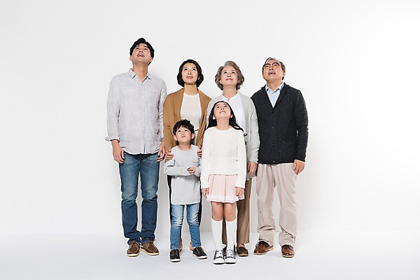 포토 JPG 스튜디오촬영 전신 부부 응시 여자 할아버지 노년 남자 딸 아들 할머니 어린이 가족 엄마 손자 손녀 대가족 실내 남매 서기 웃음 여러명 성인 앞모습 10대 30대 노부부 한국인 아빠 60대 삼대 국내포토 커플 시선 뷰포인트 다수 관계 모션 청소년 표정 사람 동양인 내부 장년 손주 파일형식