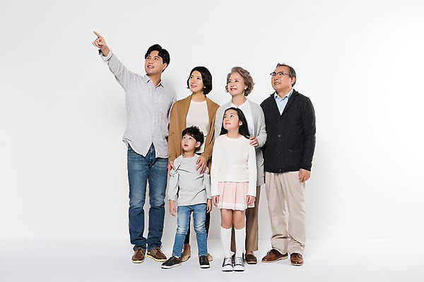 포토 JPG 스튜디오촬영 전신 부부 응시 여자 할아버지 노년 남자 딸 아들 할머니 어린이 가족 엄마 손자 손녀 대가족 실내 남매 서기 웃음 여러명 성인 앞모습 10대 30대 노부부 한국인 가리킴 아빠 60대 삼대 국내포토 커플 시선 뷰포인트 다수 관계 모션 청소년 표정 사람 동양인 손짓 내부 장년 손주 파일형식