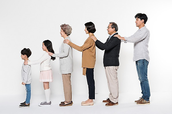 포토 JPG 스튜디오촬영 전신 부부 응시 여자 할아버지 노년 남자 딸 아들 할머니 어린이 가족 엄마 손자 손녀 대가족 실내 남매 서기 웃음 여러명 성인 옆모습 10대 30대 노부부 한국인 아빠 60대 삼대 어깨에손 국내포토 커플 시선 뷰포인트 다수 관계 모션 청소년 표정 사람 동양인 내부 장년 손주 파일형식