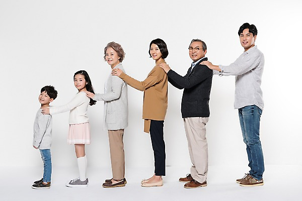 포토 JPG 스튜디오촬영 전신 부부 여자 할아버지 노년 남자 딸 아들 할머니 어린이 가족 엄마 손자 손녀 대가족 실내 남매 서기 웃음 여러명 성인 옆모습 10대 30대 노부부 한국인 아빠 60대 삼대 어깨에손 국내포토 커플 뷰포인트 다수 관계 모션 청소년 표정 사람 동양인 내부 장년 손주 파일형식