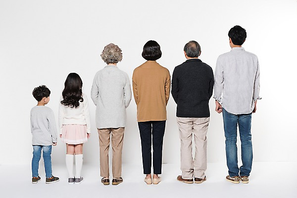 포토 JPG 스튜디오촬영 전신 부부 응시 여자 할아버지 노년 남자 딸 아들 할머니 어린이 가족 엄마 손자 손녀 대가족 실내 남매 서기 웃음 여러명 성인 뒷모습 10대 30대 노부부 한국인 아빠 60대 삼대 국내포토 커플 시선 뷰포인트 다수 관계 모션 청소년 표정 사람 동양인 내부 장년 손주 파일형식