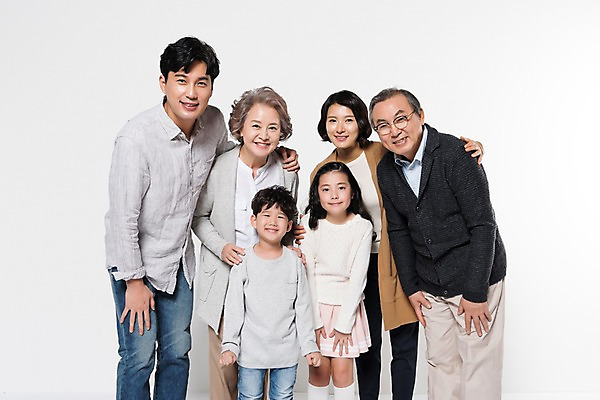 포토 JPG 스튜디오촬영 부부 여자 할아버지 노년 남자 딸 아들 할머니 어린이 가족 엄마 손자 손녀 대가족 실내 남매 서기 웃음 여러명 상반신 성인 앞모습 10대 30대 노부부 한국인 아빠 60대 삼대 어깨에손 국내포토 커플 뷰포인트 다수 관계 모션 청소년 표정 사람 동양인 내부 장년 손주 파일형식