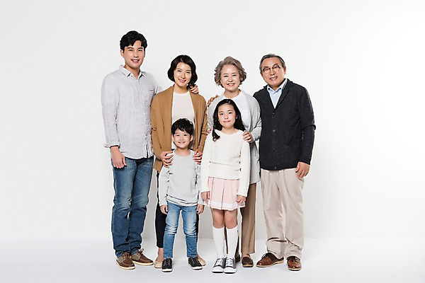 포토 JPG 스튜디오촬영 전신 부부 여자 할아버지 노년 남자 딸 아들 할머니 어린이 가족 엄마 손자 손녀 대가족 실내 남매 서기 웃음 여러명 성인 앞모습 10대 30대 노부부 한국인 아빠 60대 삼대 어깨에손 국내포토 커플 뷰포인트 다수 관계 모션 청소년 표정 사람 동양인 내부 장년 손주 파일형식