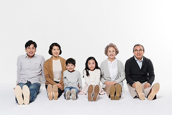 포토 JPG 스튜디오촬영 전신 부부 여자 할아버지 노년 남자 딸 아들 할머니 어린이 가족 엄마 손자 손녀 대가족 실내 남매 웃음 앉기 여러명 성인 앞모습 10대 30대 노부부 한국인 아빠 60대 삼대 국내포토 커플 뷰포인트 다수 관계 모션 청소년 표정 사람 동양인 내부 장년 손주 파일형식