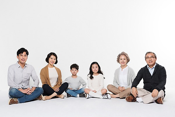 포토 JPG 스튜디오촬영 전신 부부 여자 할아버지 노년 남자 딸 아들 할머니 어린이 가족 엄마 손자 손녀 대가족 실내 남매 웃음 앉기 여러명 성인 앞모습 10대 30대 노부부 한국인 아빠 60대 삼대 국내포토 커플 뷰포인트 다수 관계 모션 청소년 표정 사람 동양인 내부 장년 손주 파일형식