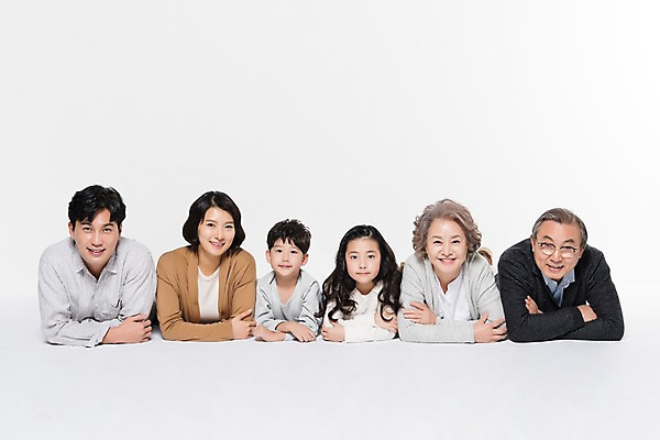 포토 JPG 스튜디오촬영 부부 여자 할아버지 노년 남자 딸 아들 할머니 어린이 엎드리기 가족 엄마 손자 손녀 대가족 실내 남매 웃음 여러명 상반신 성인 앞모습 10대 30대 노부부 한국인 아빠 60대 삼대 국내포토 커플 뷰포인트 다수 관계 모션 청소년 표정 사람 동양인 내부 장년 손주 파일형식