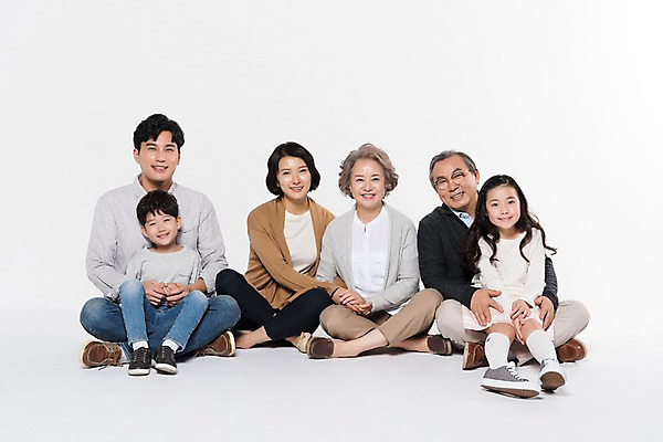 포토 JPG 스튜디오촬영 전신 부부 여자 할아버지 노년 남자 딸 아들 할머니 어린이 가족 엄마 손자 손녀 대가족 실내 남매 웃음 앉기 여러명 성인 앞모습 10대 30대 노부부 한국인 아빠 60대 삼대 국내포토 커플 뷰포인트 다수 관계 모션 청소년 표정 사람 동양인 내부 장년 손주 파일형식