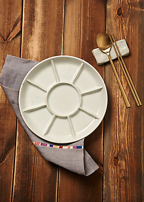 포토 JPG 스튜디오촬영 전통 그릇 접시 젓가락 주방용품 실내 사람없음 목재 하이앵글 숟가락 천 플랫레이 나무배경 국내포토 나무 식기 뷰포인트 생활용품 백그라운드 재료 수저 내부 직물 플랫 파일형식