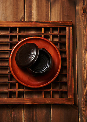포토 JPG 스튜디오촬영 전통 그릇 접시 주방용품 실내 사람없음 목재 하이앵글 사기그릇 창틀 나무배경 국내포토 나무 식기 뷰포인트 생활용품 백그라운드 재료 창문 내부 파일형식