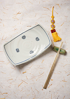 포토 JPG 스튜디오촬영 전통 그릇 접시 젓가락 주방용품 실내 사람없음 하이앵글 사기그릇 한지 노리개 국내포토 식기 종이 뷰포인트 생활용품 전통소품 수저 내부 파일형식