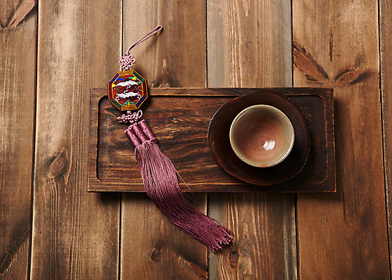 포토 JPG 스튜디오촬영 전통 그릇 접시 주방용품 실내 사람없음 목재 하이앵글 사기그릇 노리개 나무배경 국내포토 나무 식기 뷰포인트 생활용품 백그라운드 재료 전통소품 내부 파일형식