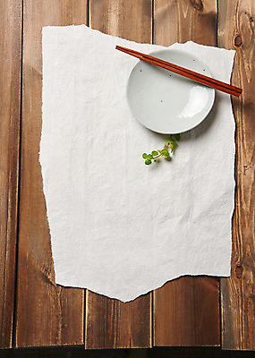 포토 JPG 스튜디오촬영 전통 그릇 접시 젓가락 주방용품 나뭇잎 실내 사람없음 목재 하이앵글 사기그릇 한지 나무배경 국내포토 나무 식기 종이 뷰포인트 생활용품 백그라운드 잎 재료 수저 내부 파일형식