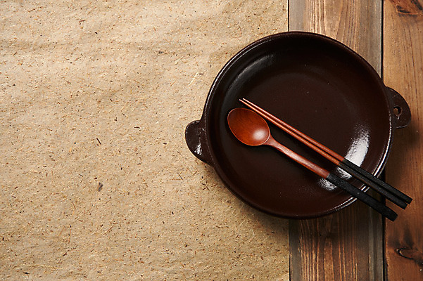 포토 JPG 스튜디오촬영 전통 그릇 접시 젓가락 주방용품 실내 사람없음 목재 하이앵글 숟가락 사기그릇 한지 나무배경 국내포토 나무 식기 종이 뷰포인트 생활용품 백그라운드 재료 수저 내부 파일형식