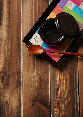 포토 JPG 스튜디오촬영 전통 그릇 접시 주방용품 실내 사람없음 목재 하이앵글 숟가락 사기그릇 색동 나무배경 국내포토 나무 식기 뷰포인트 생활용품 백그라운드 재료 수저 내부 파일형식