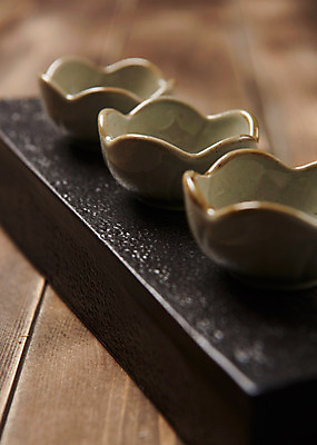 포토 JPG 스튜디오촬영 전통 그릇 접시 주방용품 실내 근접촬영 사람없음 목재 사기그릇 찻잔 나무배경 국내포토 나무 식기 뷰포인트 생활용품 백그라운드 재료 잔 내부 파일형식