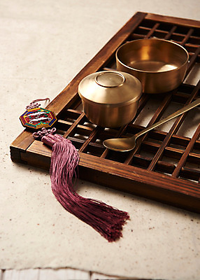 포토 JPG 스튜디오촬영 전통 그릇 주방용품 실내 사람없음 숟가락 한지 노리개 창틀 유기 국내포토 식기 종이 생활용품 창문 전통소품 수저 내부 파일형식