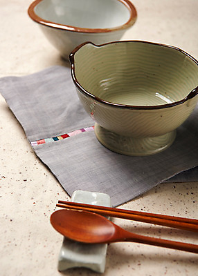 포토 JPG 스튜디오촬영 전통 그릇 접시 젓가락 주방용품 실내 근접촬영 사람없음 숟가락 보자기 사기그릇 천 국내포토 식기 뷰포인트 생활용품 수저 내부 직물 파일형식 천_직물