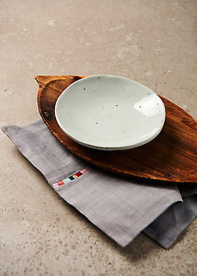 포토 JPG 스튜디오촬영 전통 그릇 접시 주방용품 실내 사람없음 목재 보자기 사기그릇 천 국내포토 나무 식기 생활용품 재료 내부 직물 파일형식 천_직물