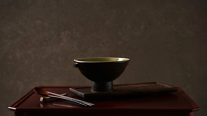 포토 JPG 스튜디오촬영 전통 그릇 접시 젓가락 주방용품 실내 사람없음 숟가락 사기그릇 나무탁자 국내포토 식기 생활용품 탁자 수저 내부 파일형식