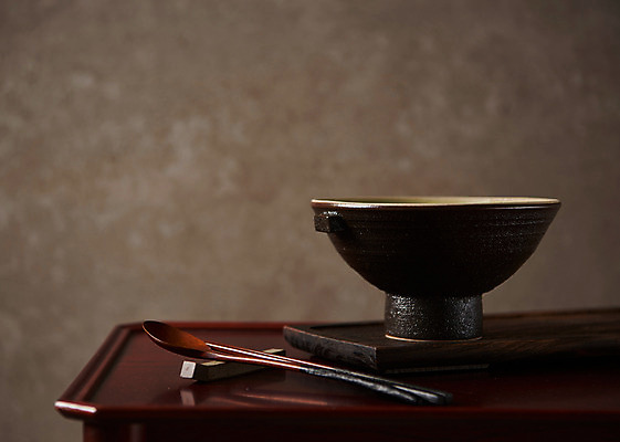 포토 JPG 스튜디오촬영 전통 그릇 접시 젓가락 주방용품 실내 근접촬영 사람없음 숟가락 사기그릇 나무탁자 국내포토 식기 뷰포인트 생활용품 탁자 수저 내부 파일형식