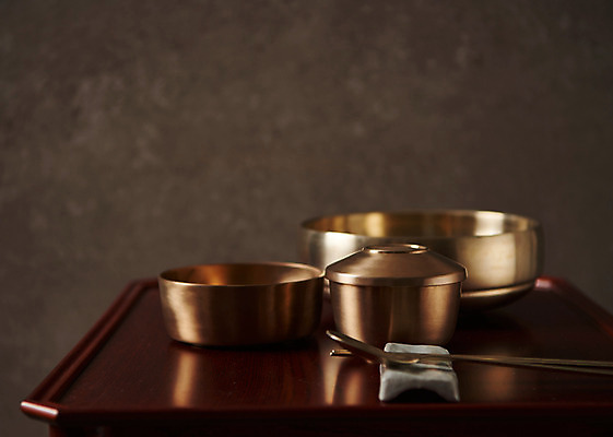 포토 JPG 스튜디오촬영 전통 그릇 접시 젓가락 주방용품 실내 사람없음 숟가락 유기 나무탁자 국내포토 식기 생활용품 탁자 수저 내부 파일형식