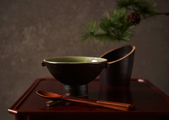 포토 JPG 스튜디오촬영 전통 그릇 접시 젓가락 주방용품 실내 사람없음 숟가락 소나무 사기그릇 나무탁자 국내포토 나무 식기 생활용품 탁자 수저 내부 파일형식