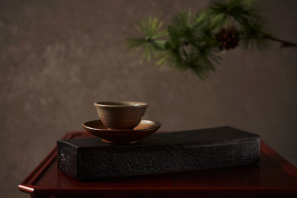 포토 JPG 스튜디오촬영 전통 그릇 주방용품 실내 사람없음 소나무 사기그릇 찻잔 나무탁자 국내포토 나무 식기 생활용품 탁자 잔 내부 파일형식