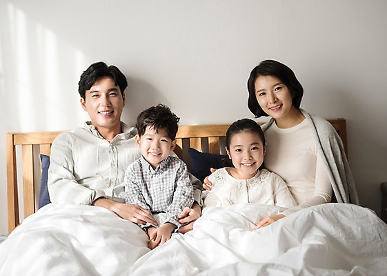 포토 JPG 부부 여자 남자 딸 행복 아들 어린이 가족 엄마 실내 남매 웃음 앉기 여러명 상반신 성인 앞모습 10대 30대 한국인 침대 아빠 국내포토 커플 감정 뷰포인트 가구 다수 관계 모션 청소년 표정 사람 동양인 내부 장년 파일형식