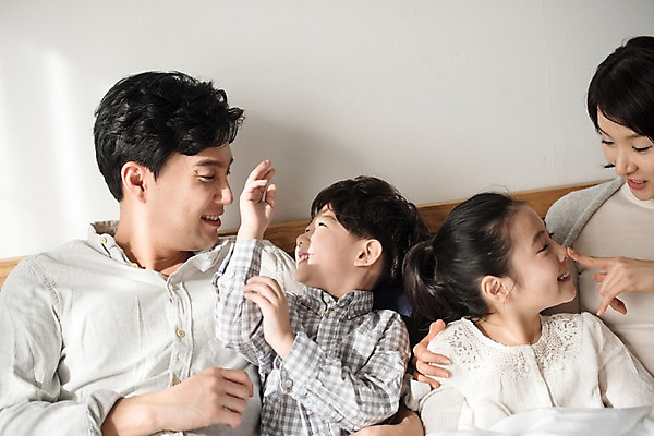 포토 JPG 부부 여자 남자 딸 행복 아들 어린이 장난 가족 엄마 실내 남매 웃음 앉기 여러명 상반신 성인 앞모습 10대 30대 한국인 침대 아빠 국내포토 커플 감정 뷰포인트 가구 다수 관계 모션 청소년 표정 사람 동양인 내부 장년 파일형식
