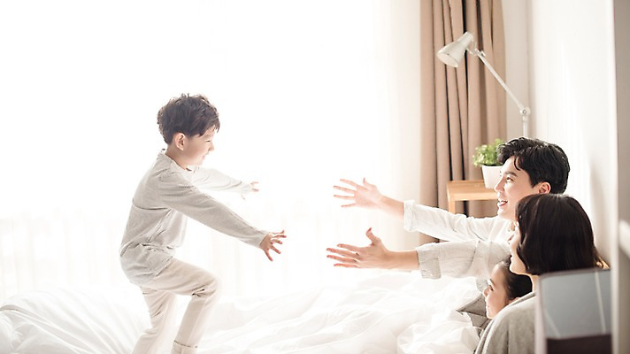 포토 JPG 부부 여자 남자 딸 행복 아들 어린이 장난 가족 엄마 팔벌리기 실내 남매 서기 웃음 앉기 여러명 상반신 성인 옆모습 10대 30대 한국인 침대 아빠 국내포토 커플 감정 뷰포인트 가구 다수 관계 모션 청소년 표정 사람 동양인 내부 장년 파일형식