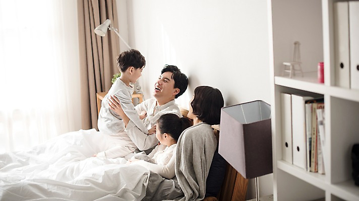 포토 JPG 부부 여자 남자 딸 행복 아들 장난 가족 안기 엄마 책장 실내 남매 웃음 앉기 여러명 상반신 성인 옆모습 10대 30대 한국인 침대 아빠 국내포토 커플 감정 뷰포인트 가구 다수 관계 모션 청소년 표정 사람 동양인 내부 장년 파일형식