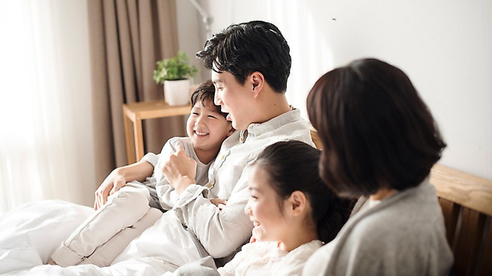 포토 JPG 부부 여자 남자 딸 행복 아들 어린이 장난 가족 안기 엄마 실내 남매 웃음 앉기 여러명 상반신 성인 앞모습 옆모습 10대 30대 한국인 침대 아빠 국내포토 커플 감정 뷰포인트 가구 다수 관계 모션 청소년 표정 사람 동양인 내부 장년 파일형식