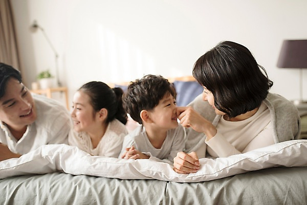 포토 JPG 부부 여자 남자 딸 행복 아들 어린이 엎드리기 장난 가족 엄마 실내 남매 웃음 여러명 상반신 성인 앞모습 10대 30대 한국인 침대 아빠 국내포토 커플 감정 뷰포인트 가구 다수 관계 모션 청소년 표정 사람 동양인 내부 장년 파일형식