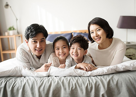 포토 JPG 부부 여자 남자 딸 행복 아들 어린이 엎드리기 가족 안기 엄마 실내 남매 웃음 여러명 상반신 성인 앞모습 10대 30대 한국인 침대 아빠 국내포토 커플 감정 뷰포인트 가구 다수 관계 모션 청소년 표정 사람 동양인 내부 장년 파일형식