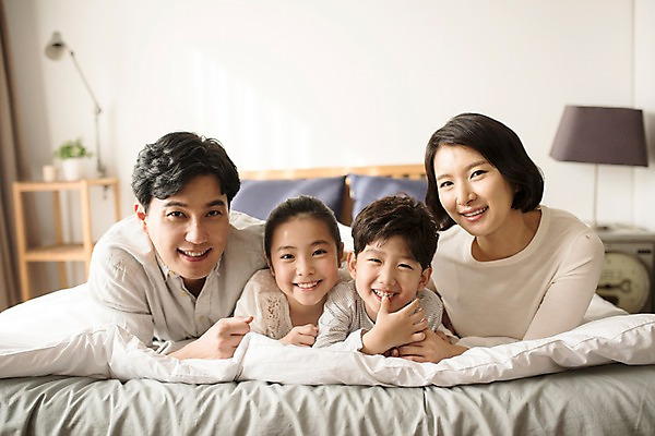 포토 JPG 부부 여자 남자 딸 행복 아들 어린이 엎드리기 가족 엄마 실내 남매 웃음 여러명 상반신 성인 앞모습 10대 30대 한국인 침대 아빠 국내포토 커플 감정 뷰포인트 가구 다수 관계 모션 청소년 표정 사람 동양인 내부 장년 파일형식